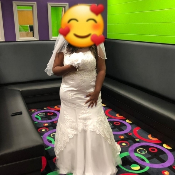 Nice nice wedding dress for a lucky lady - Picture 3 of 7